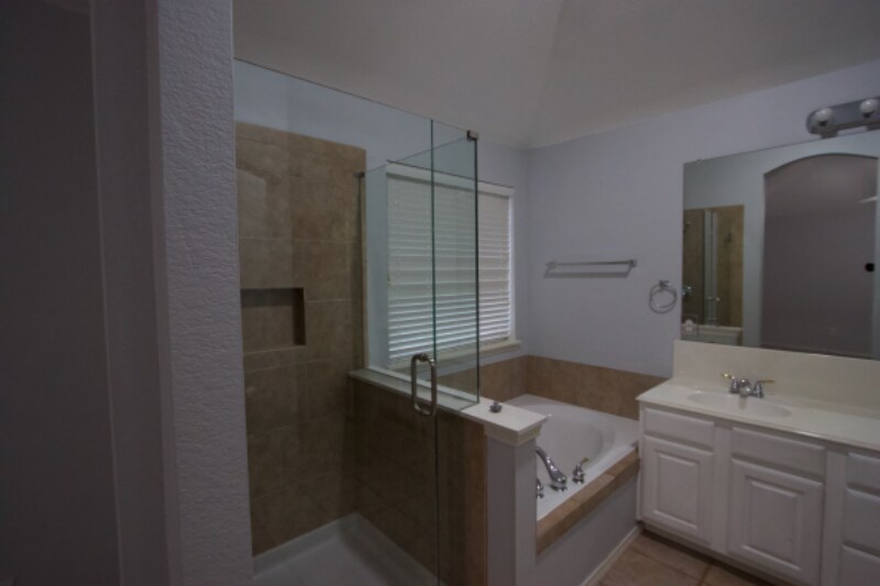 Building Photo - 3605 Villanova Dr
