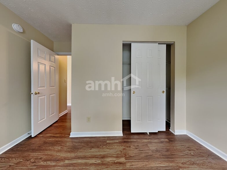 Building Photo - 8749 Trumpeter Dr