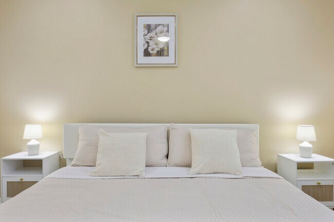 Building Photo - 1356 Larchmont Dr