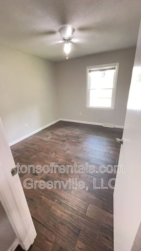 Building Photo - 105 Chuckwood Dr