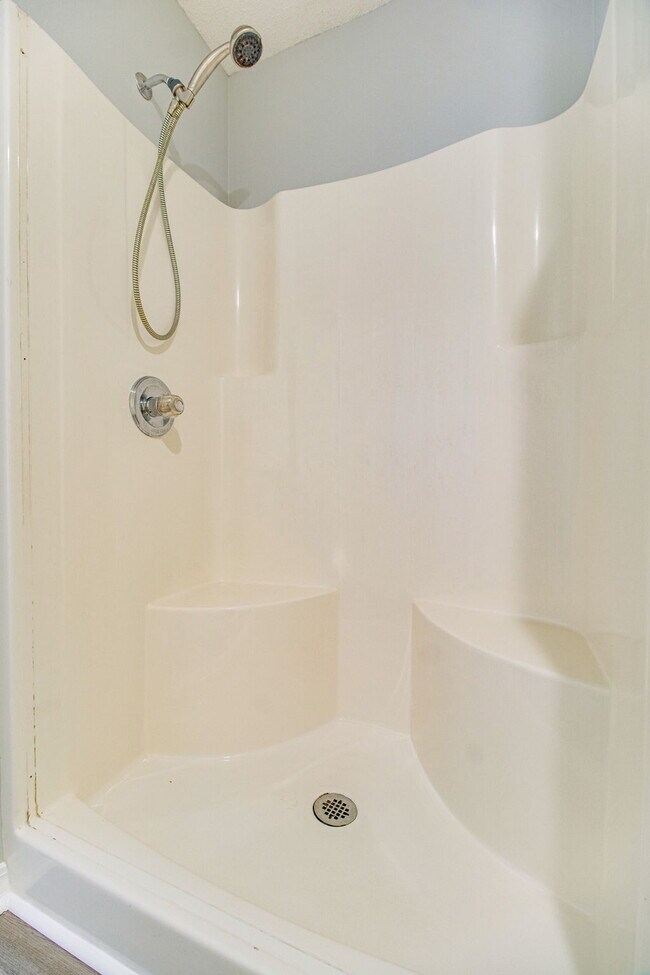 Building Photo - Beautiful property in highly desirable Lilian Woods Subdivision!