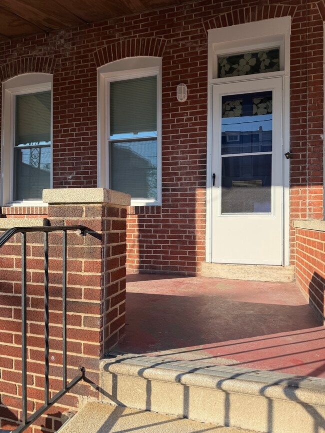 Building Photo - 1815 W 2nd St