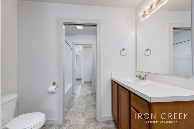 Building Photo - Open Floorplan Townhome with 3 suites