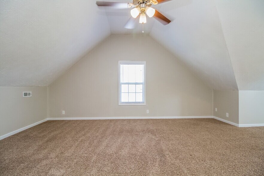 Building Photo - 3323 Meadowhill Dr