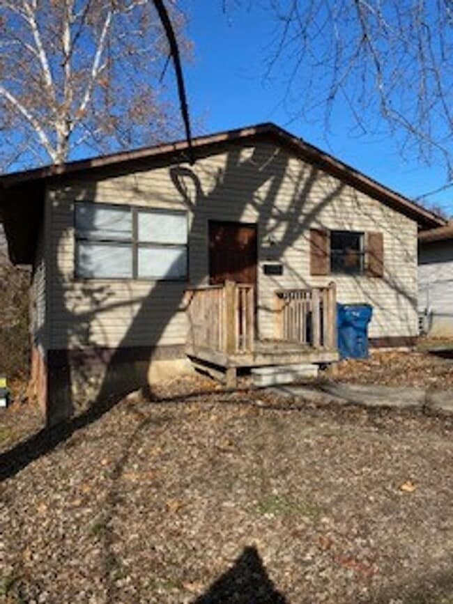 Building Photo - 4 Bedroom House in Alton