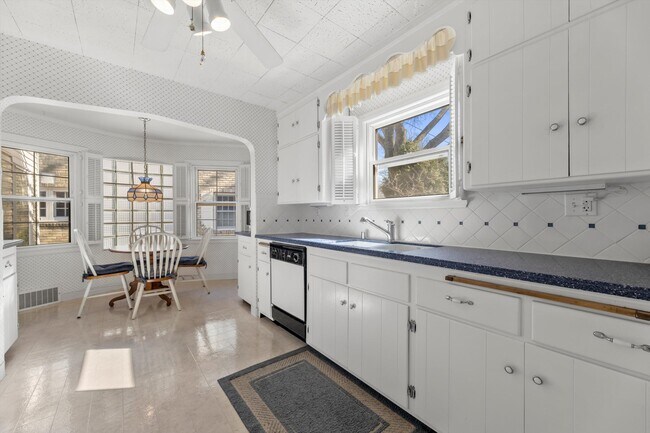 Building Photo - 5457 N Berkeley Blvd