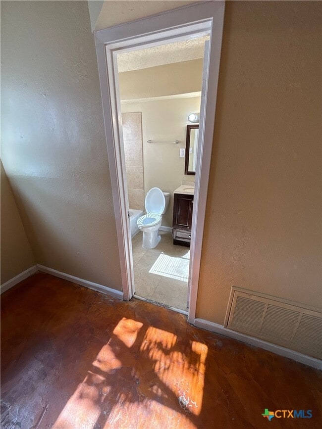 Building Photo - 915 S 15th St