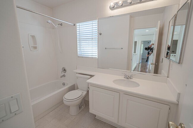 Building Photo - COMING SOON! 3 Bedroom Home for Rent in Santa Clarita!