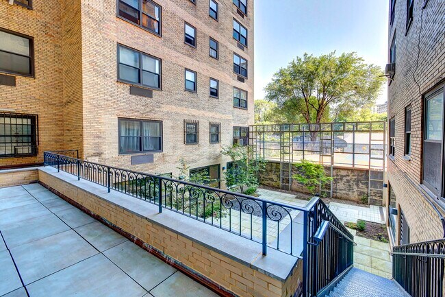 Building Photo - Quiet Studio w/ River Views