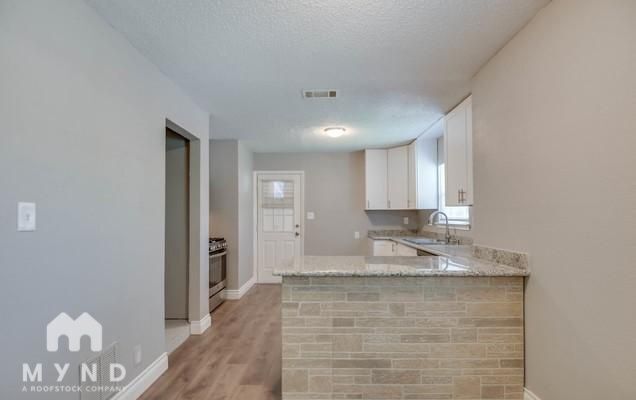 Building Photo - 150 Venice St