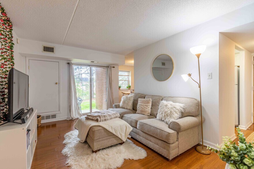 Building Photo - 3307 Valley Dr