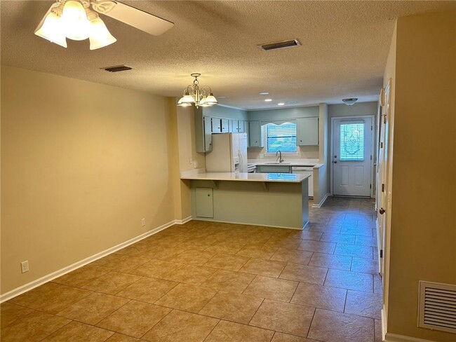 Building Photo - 104 Courtyard Villas Ln