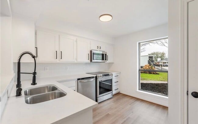 Building Photo - College Station - 3 bedroom - 2 bath house with garage and fenced back yard.