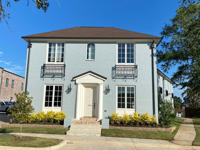 Primary Photo - 1946 Chestnut Pk Ln