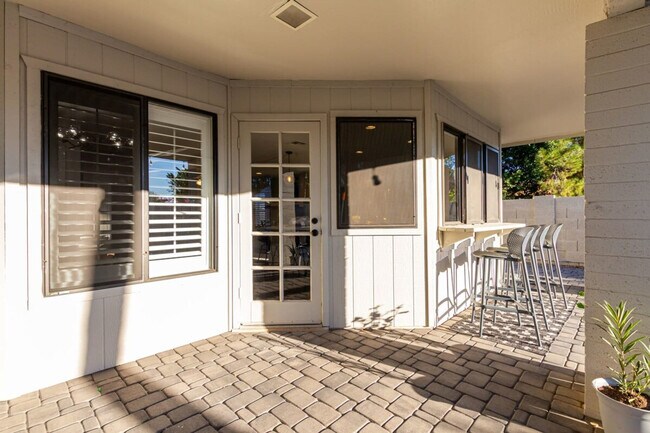 Building Photo - 1859 E La Vieve Ln