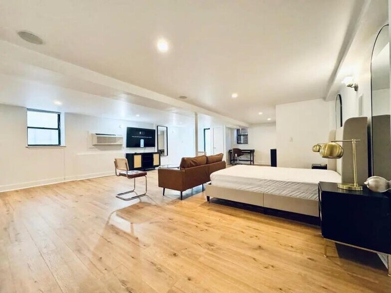 Building Photo - Furnished room/NOT APARTMENT