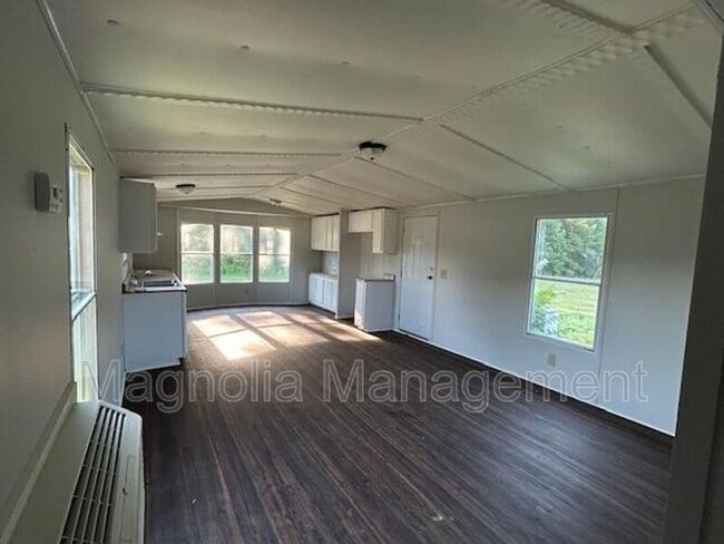 Building Photo - 538 Airport Rd