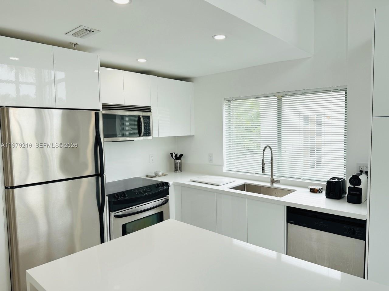 Building Photo - 7700 Collins Ave