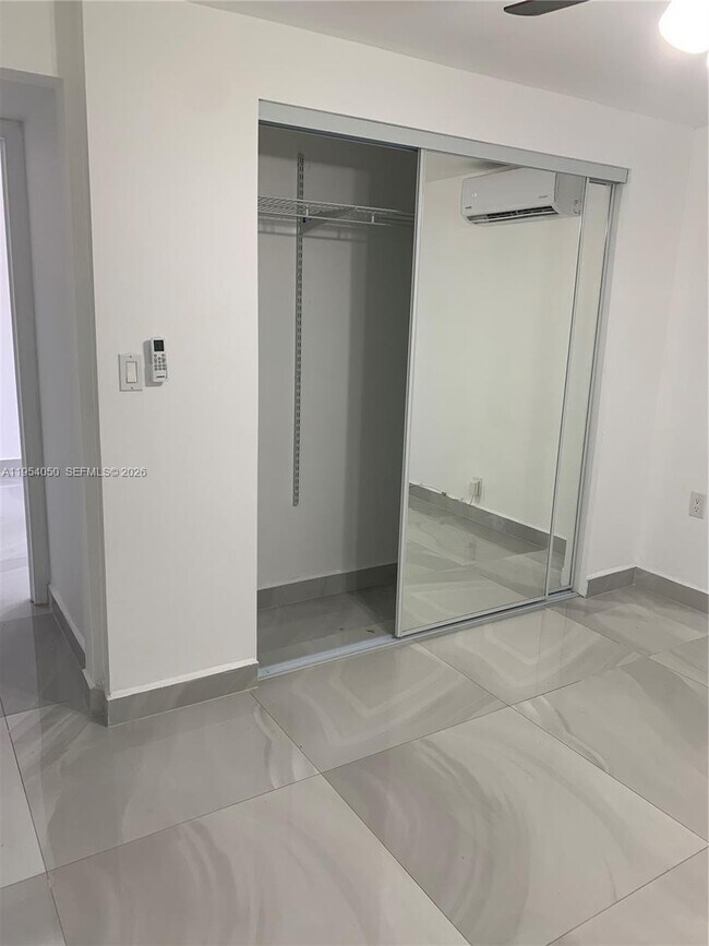 Building Photo - 707 NE 15th St