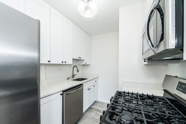 Building Photo - Spacious, Bright 1 Bed 1 Bath condo in prime location and close to Metro - All utilities included