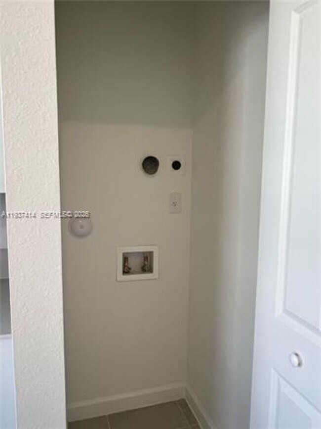 Building Photo - 2422 SE 30th St