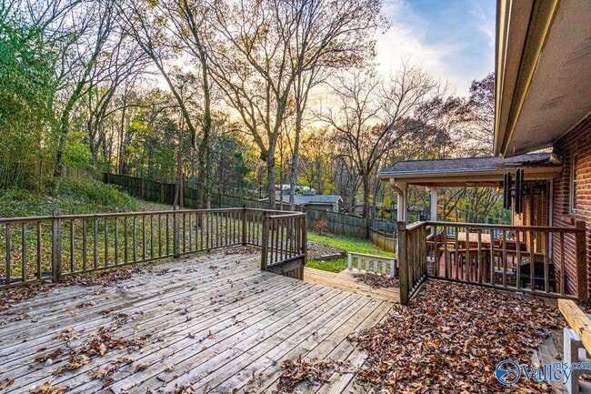 Building Photo - 702 Chambers Dr NE