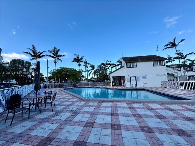 Building Photo - 9731 Fontainebleau Blvd