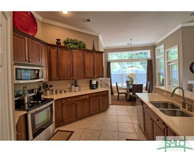 Building Photo - 4 bed 2 bath