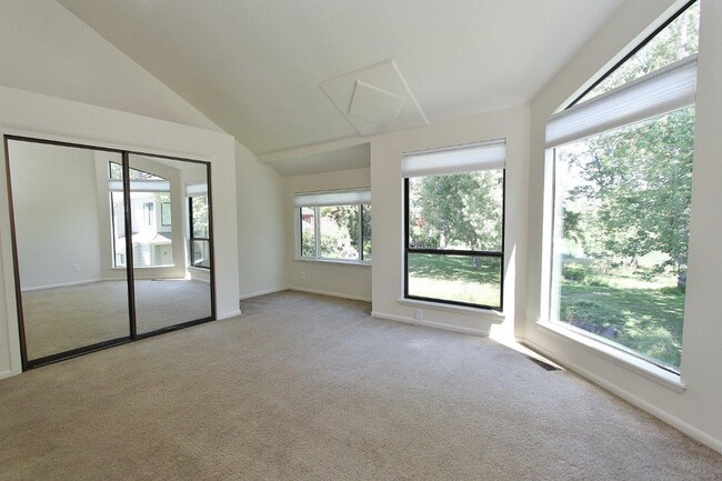 Building Photo - Premier End-Unit Condo in River Run