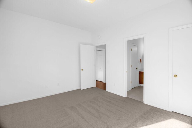 Building Photo - Cozy Home located in Greensboro