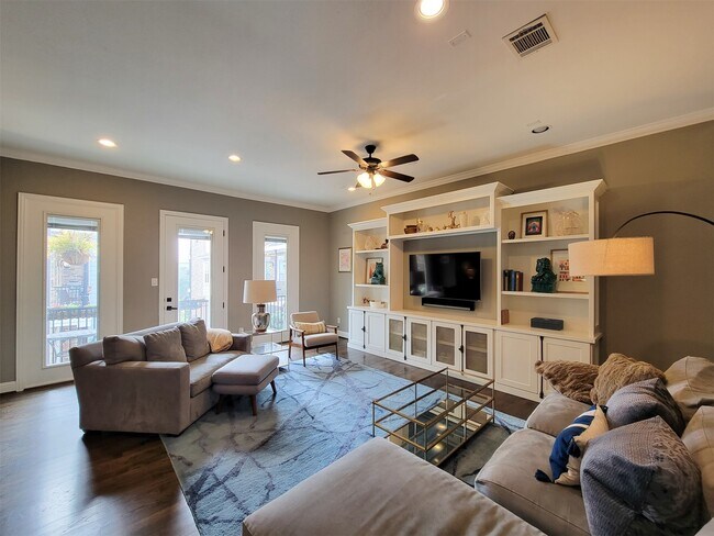 Building Photo - 925 W 19th St