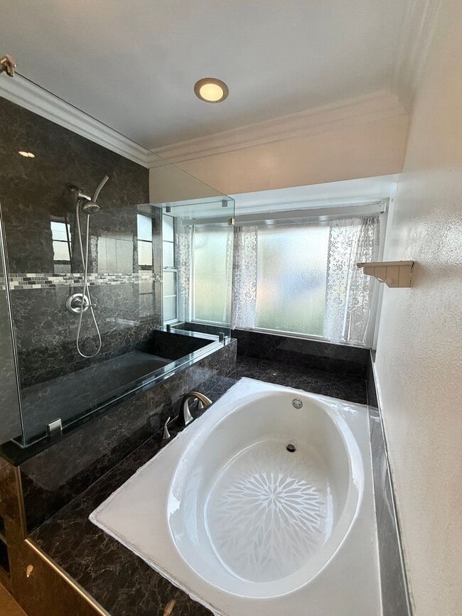 Building Photo - 5BD/4BA POOL HOME IN ALTA VISTA SOUTH | SOLAR SAVINGS | $6,200/mo