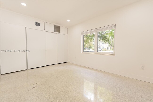 Building Photo - 580 University Dr