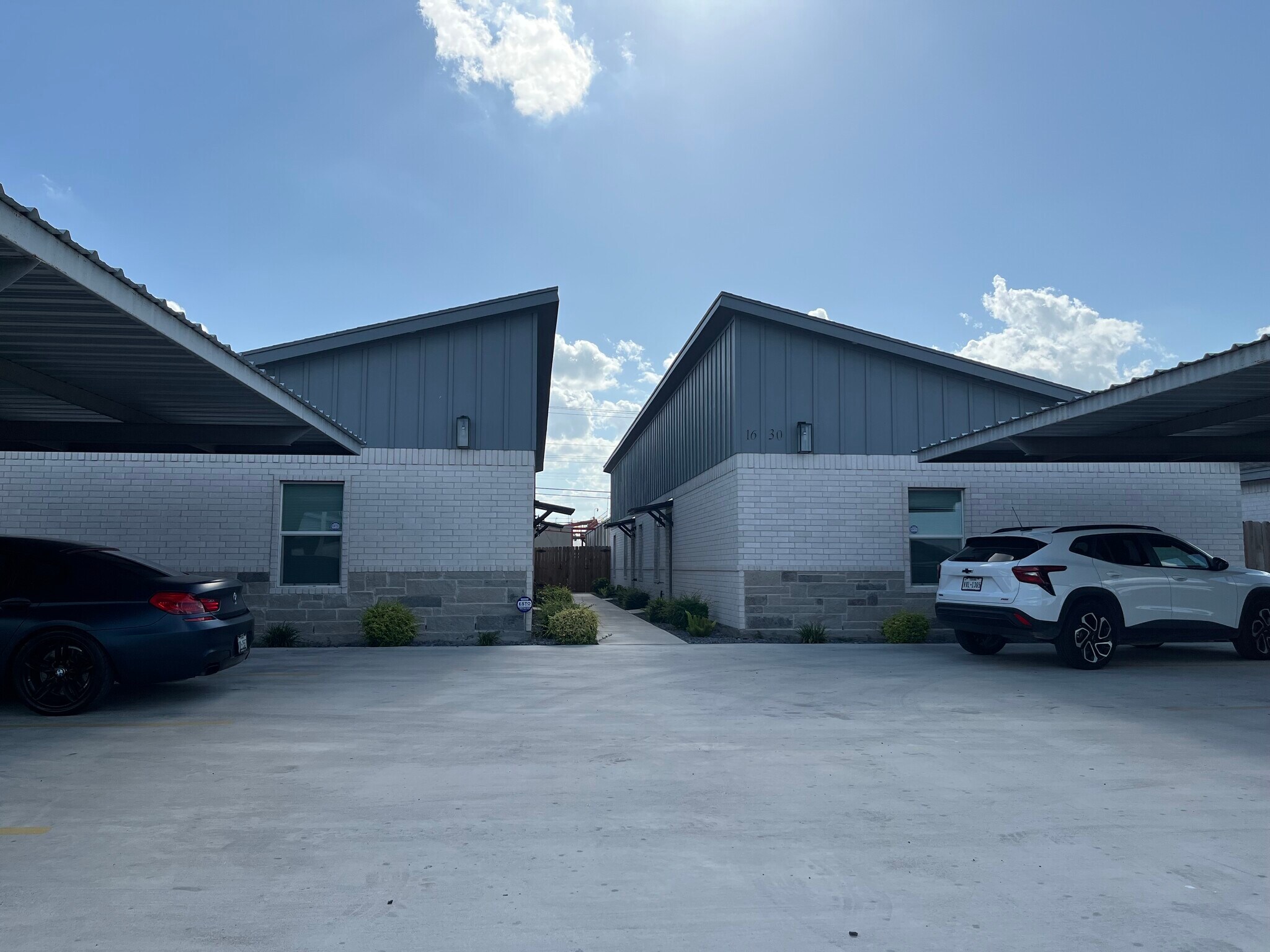 Building Photo - 1630 Playa Dr