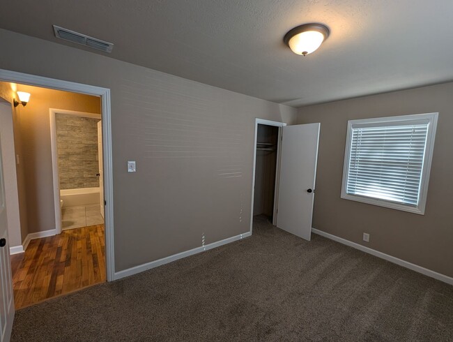 Building Photo - 3 Bedroom House in Shasta Lake, Fridge, Wa...