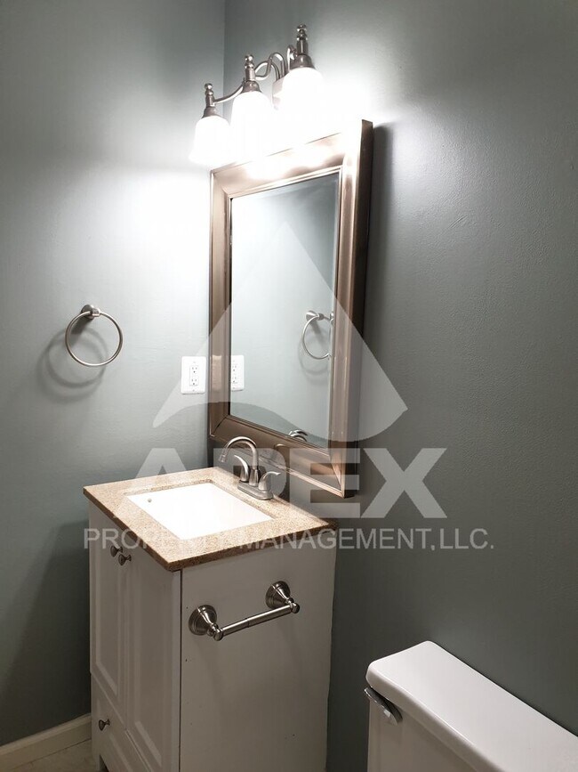 Building Photo - Beautiful 3 Bd 2.5 Ba Single Family Home in West Knoxville!!