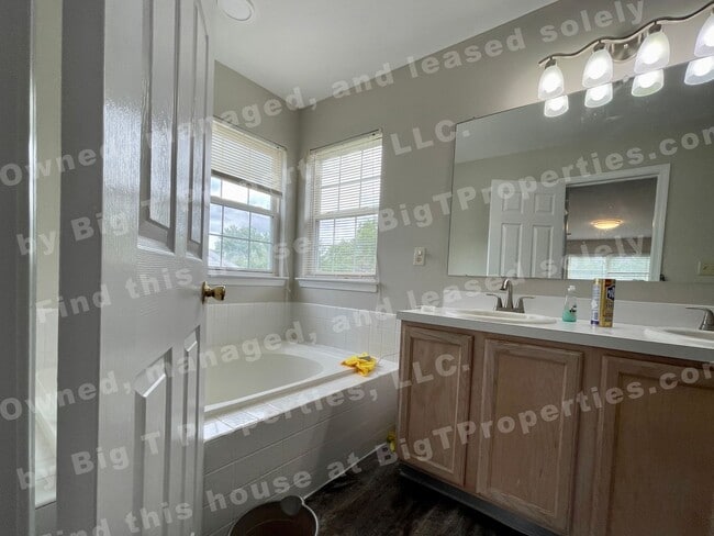 Building Photo - Large 4 bedroom 2.5 bath 2 car garage hous...