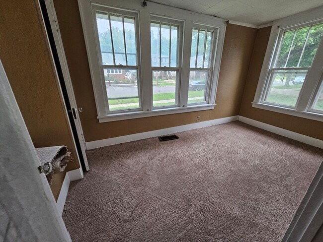 Building Photo - 3 Bedroom Home
