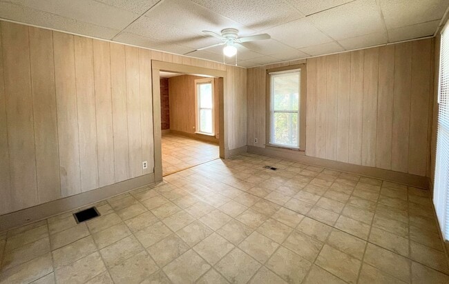 Building Photo - Spacious 1 Bed 1 Bath House