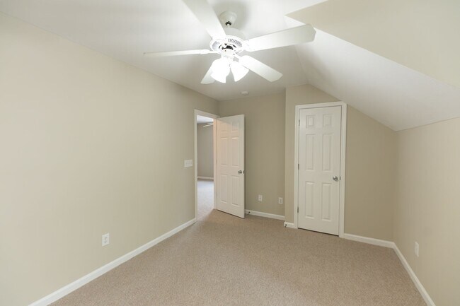Building Photo - 121 Goldfinch Ave