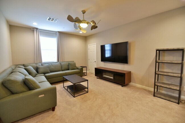 Building Photo - Gorgeous 3bed / 2.5bath home located in Tuscany!