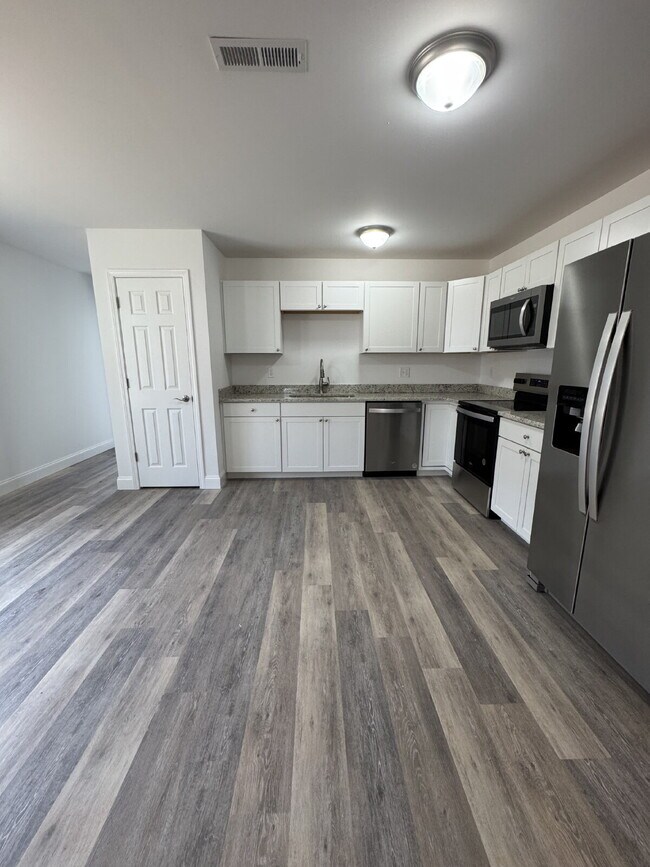 Building Photo - "Charming 3-Bed Haven with Granite Touches in Scenic Mars Hill"