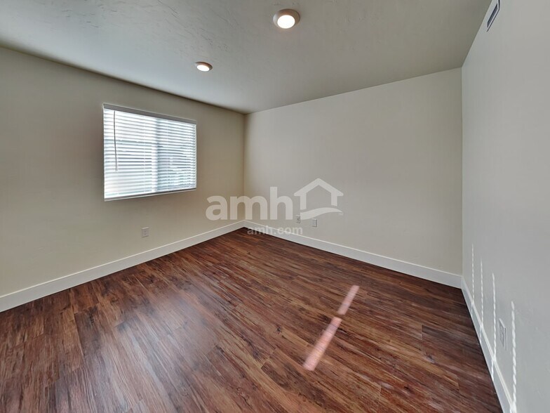Building Photo - 4065 N Keklik Ave