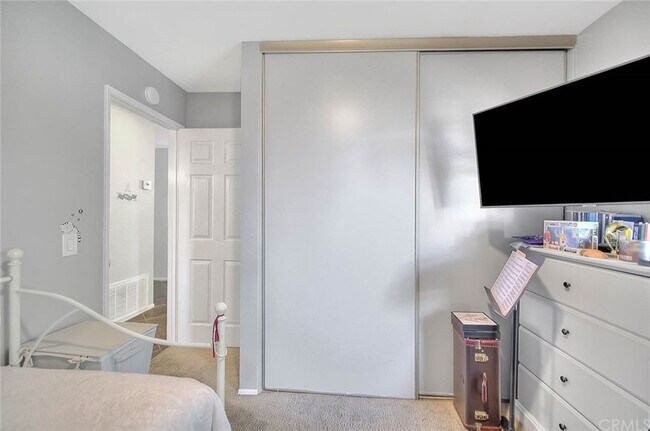 Large front 2nd bedroom - 1073 S Romney Dr