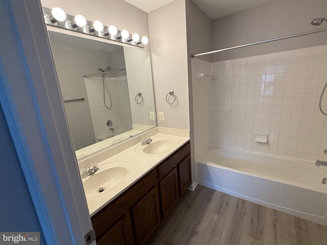 Building Photo - 8645 Willow Leaf Ln