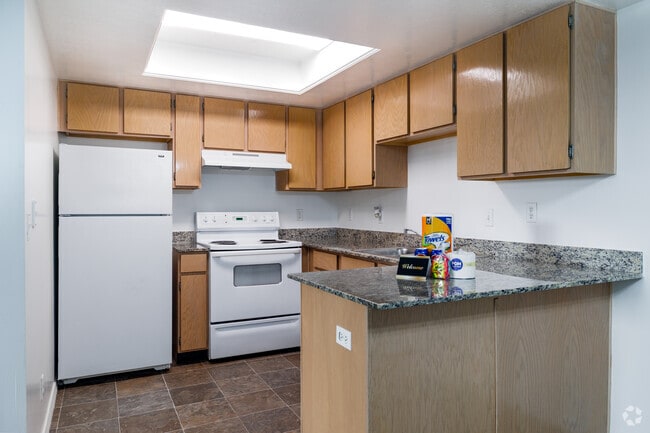 2BR, 2BA - 950SF - Kitchen - Clinton Towne Center