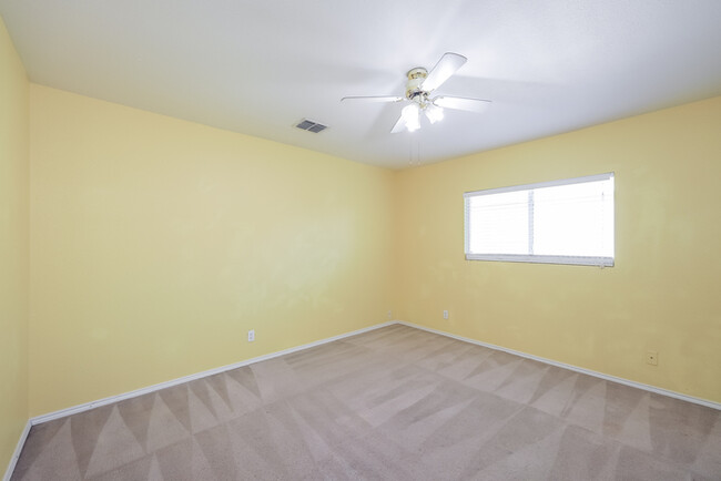 Building Photo - Spacious 4-Bedroom Home in San Antonio, TX
