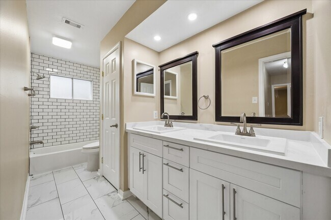 Building Photo - 15710 Thunderbay Dr