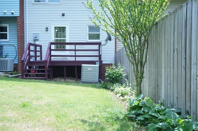 Building Photo - 832 Vine St