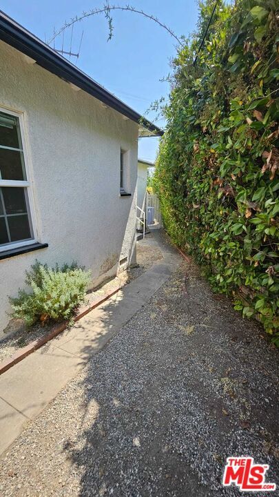 Building Photo - 2615 Edgehill Dr